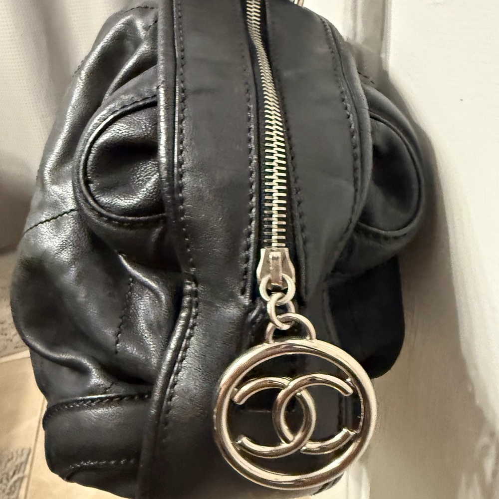 Beautiful vintage CHANEL Black Leather Bag Silver all leather great condition